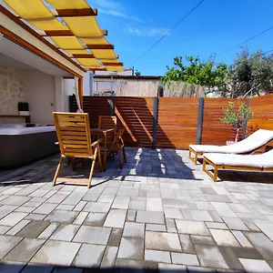 Appartement Tonina - House With Terrace, Jacuzzi, Free Parking, Split